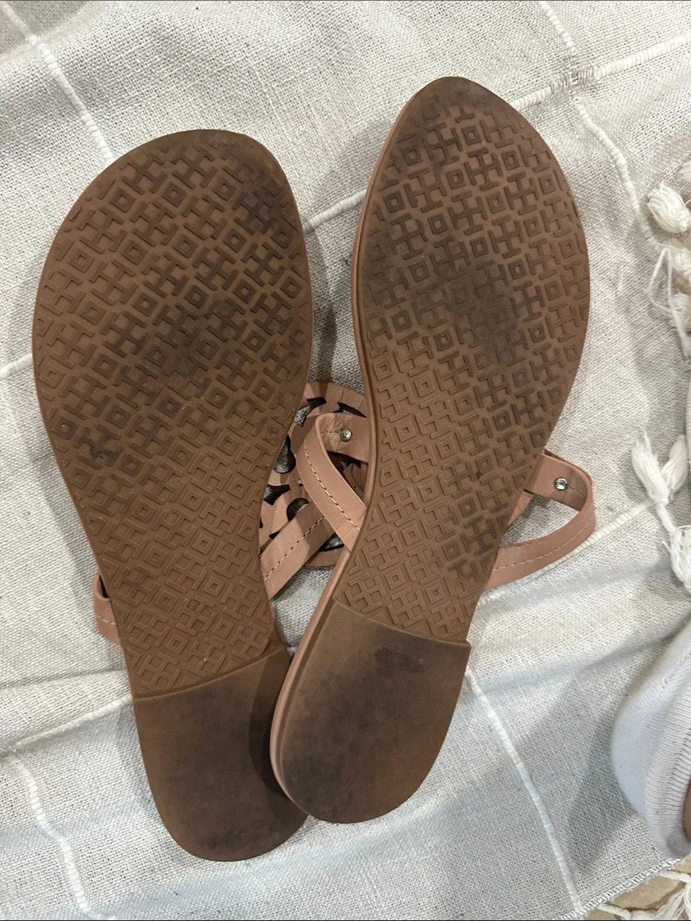 Tory Burch Cutout Logo Thong Sandals in Nude Pink